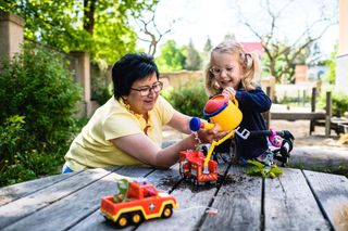 Eine Mutter spielt mit ihrer Tochter mit Spielsachen