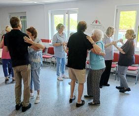 Senioren/Senorinnen tanzen im Café Malta der Malteser Altenstadt