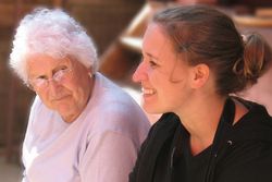 Ältere und jüngere Frau