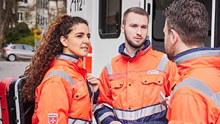 Rettungsdienst-Mitarbeitende der Malteser im Gespräch