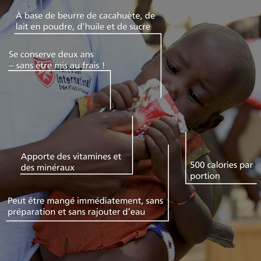 Un enfant reçoit de la nourriture complémentaire