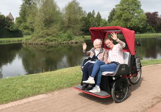 Eine Malteser Rikscha mit einer alten und einer jungen Frau