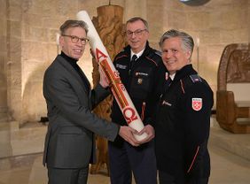 (v.l.n.r.) Domkapitular Peter Schappert, Matthias Geist (stellv. Diözesanleiter) und Prof. Dr. Christopher Wolf (Diözesanleiter) bei der Übergabe der Osterkerze 2026 im Speyerer Dom. © Domkapitel Speyer, Foto: Klaus Landry