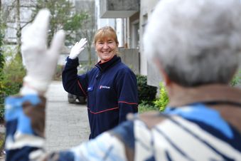 Einkaufshelfer bringen Lebensmittel und geben Zuversicht, auf andere vertrauen zu können. Michael de Clerque/Malteser