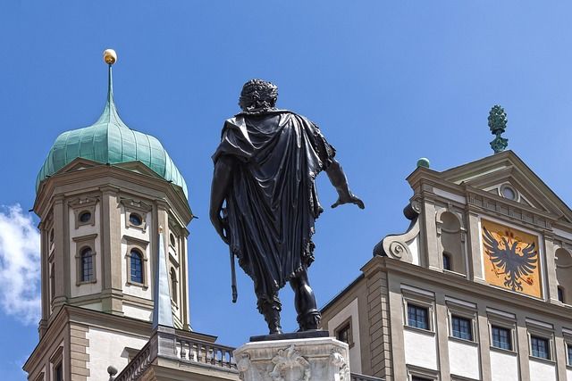 Augsburger Rathaus, von hinter dem Augustusbrunnen betrachtet