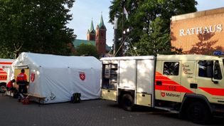 Ein großes, aufblasbares Sanitätszelt steht zusammen mit einem Gerüstwagen vor dem Rathaus Lohne.