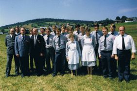 Die Gruppe Philippsreut bei der 10-Jahres-Feier 1985 mit Gruppenführer Franz Friedsam (3.v.r.), Zugführer Eduard Jetzinger (rechts), Diözesanleiter Dr. med. Florian Raith (v.l.), Bereitschaftsführer Franz Simmel, Kreisbeauftragtem Richard Lankes und Bürgermeister Otto Damasko (5.v.l.).