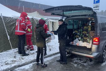Mit Spenden aus Deutschland finanziert werden Lebensmittelpäckchen gepackt und von den Helfern verteilt. Foto: Caritas Grodno