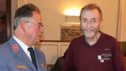 Max Rauecker und Hubert Gallenberger bei der Übergabe der Plakette.