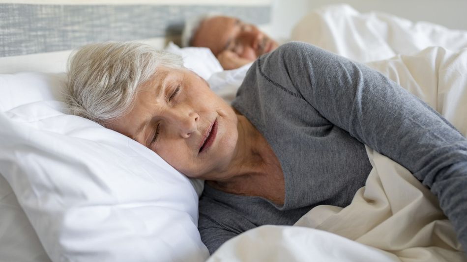Älteres Ehepaar, welche fest im Tiefschlaf sind.