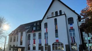 Antoniuskolleg: Außenansicht bei schönem Wetter.