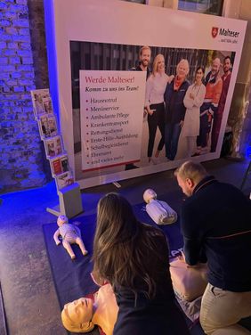 Neusser Malteser bei der 112. Ausgabe von „Was gibt´s Neuss“ Wiederbelebungspuppen „Anni“ im Einsatz