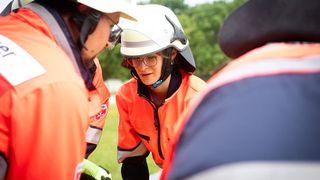 Nahaufnahme der Malteser Katastrophenschutz Einsatzkräfte während ihres Einsatzes.