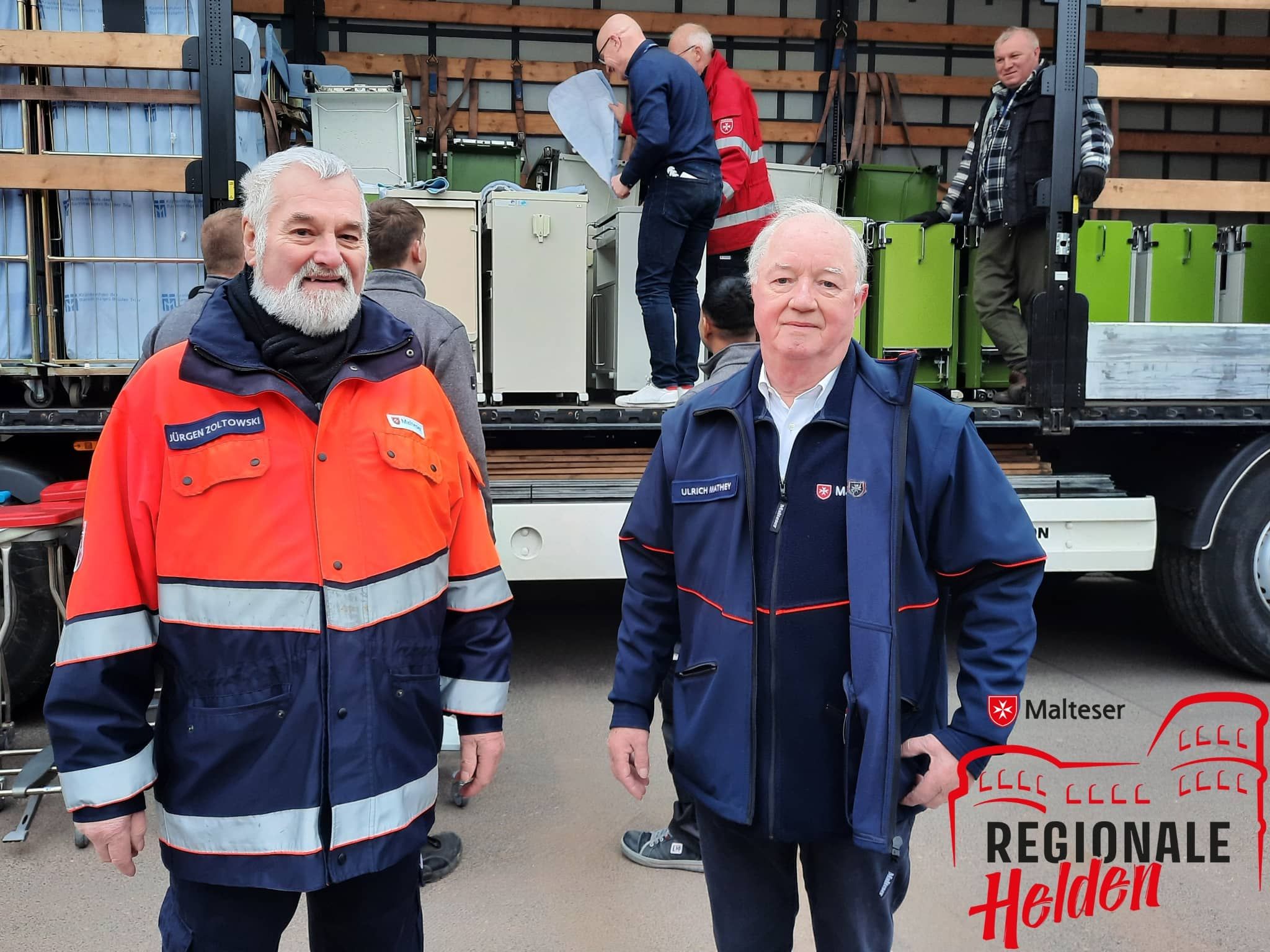 Jürgen und Ulrich stehen vor einem Hilfsgütertransport