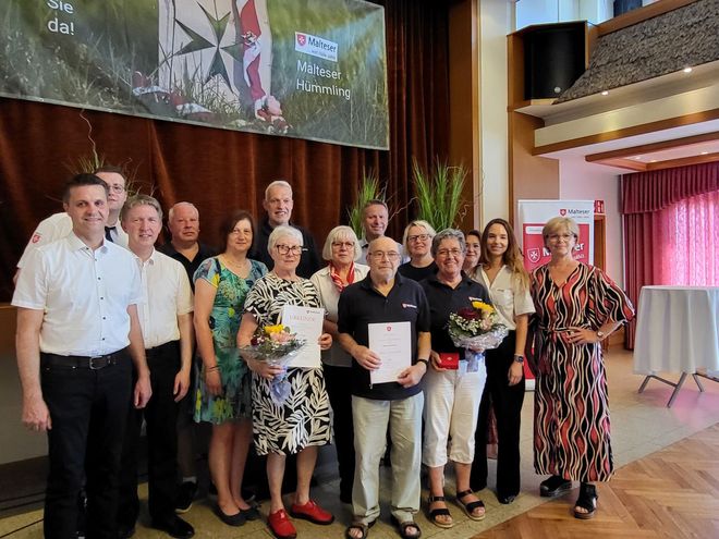 Gruppenfoto der Ortsleitung, der Ehrengäste und der geehrten Malteser-Mitglieder