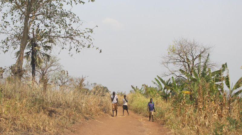 Südsudanesen laufen auf einem Weg in der Natur