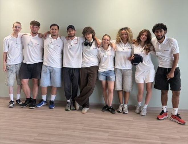 Eine Gruppe von Studenten, die Fördermitglieder anwirbt