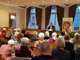 Einen launigen Abend bot Eberhard Lauer in Hilders zu Gunsten des Malteser Kinderhospizdienstes. Fotos: Malteser Fulda