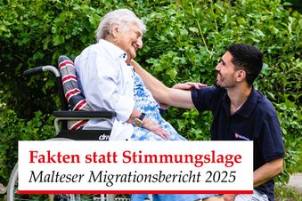 Eine Frau sitzt im Rollstuhl. Ein Mann kniet vor ihr. 
