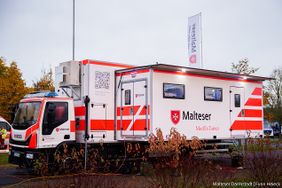 Ein Einsatz-Container in den Malteser Farben weiß und rot