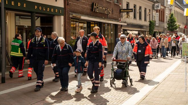 Unter dem Leitgedanken „Raum geben“ zog die Pilgergruppe nach ihrer Ankunft in Kevelaer in Prozession zur Gnadenkapelle der „Trösterin der Betrübten“.