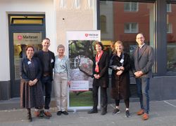 Foto: V.l. Sandra Winterling, Marc Stutenbäumer und Monika Schwertner vom Koordinierungsteam mit Stadtgeschäftsführerin Andrea Ferger-Heiter, Koordinatorin Melanie Hofer und Daniel Veldman, Leiter Soziales Ehrenamt der Malteser im Erzbistum Köln, vor dem neuen Hospizbüro im Rahmen der offiziellen Eröffnung. 