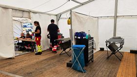 Blick in ein Behandlungszelt.