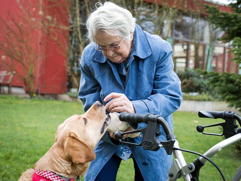 Seniorin mit Hund