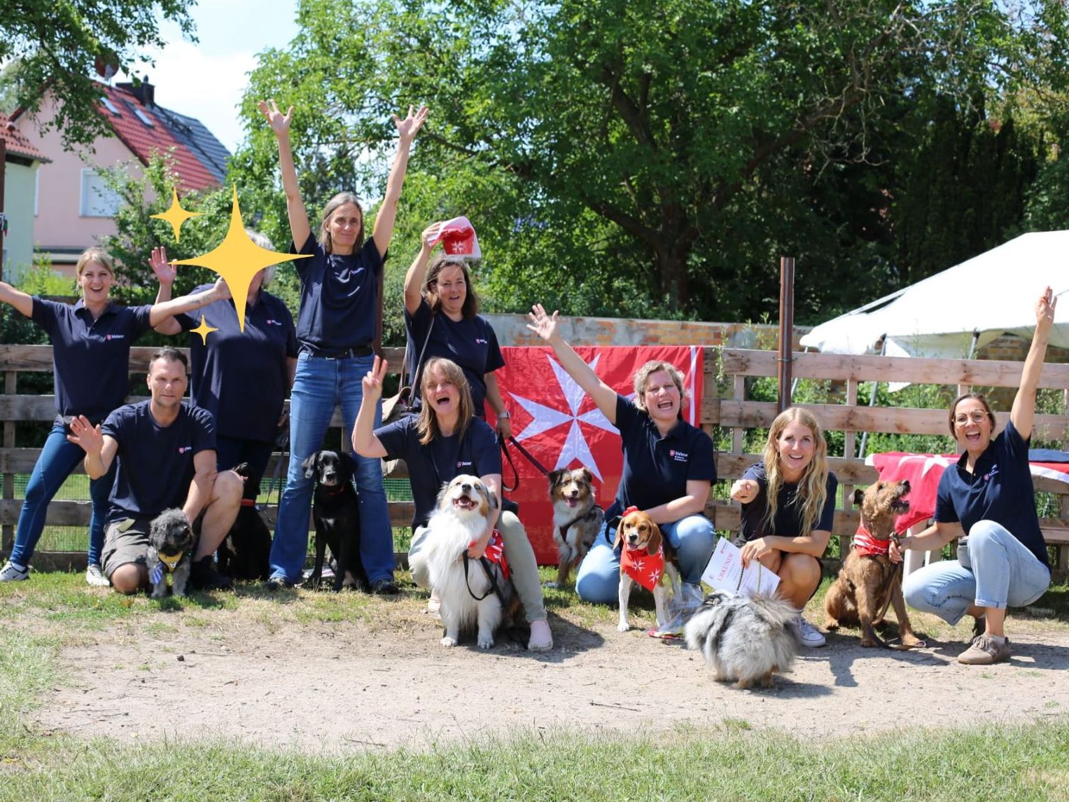 Die Absolventinnen und Absolventen der Weiterbildung des Besuchshundedienstes der Malteser Berlin zu sehen.