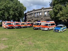 Rettungsfahrzeuge des Malteser Hilfsdienstes am Deutschen Eck in Koblenz