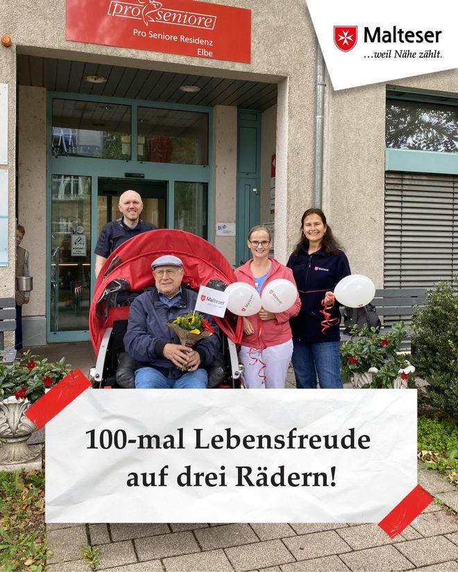 Rikscha mit Insasse und 3 Personen stehen vor dem Eingang eines Hauses.