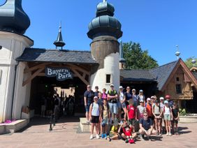 Die Gruppe der Malteser Jugend Passau vor einem Tor im Bayernpark