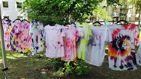 Bunte gestaltete T-Shirts