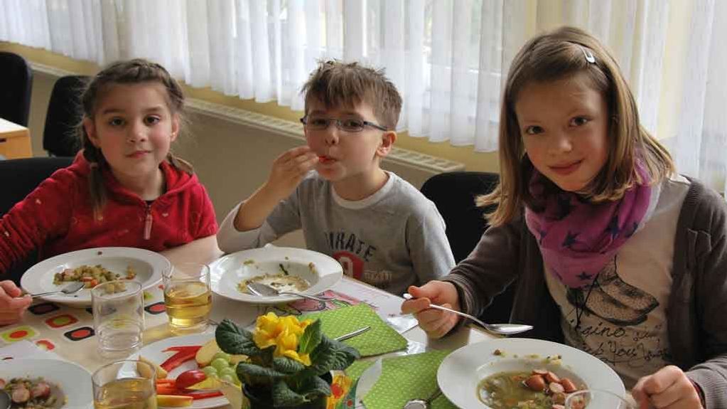 Kinder lachen fröhlich beim Mittagessen