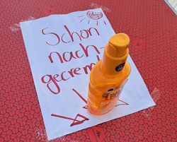 Sonnencreme auf dem Tisch