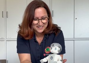 Die Leiterin der Kinderintensivpflege mit dem Robi