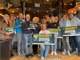 Gruppenfoto der Scheckübergabe