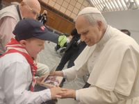 Papst Leo XIV. spendet einem jungen Malteser im Rollstuhl seinen Segen 