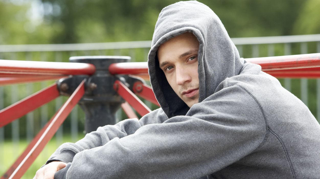 Junger Mann mit Kapuzenpulli und Jogginghose