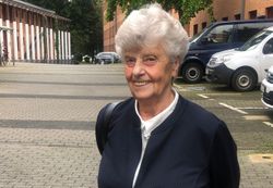 Foto von Maria Thomas, die das Bundesverdienstkreuz der Bundesrepublik Deutschland erhalten hat.