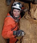 Eine Frau in Einsatzkleidung in einer Höhle
