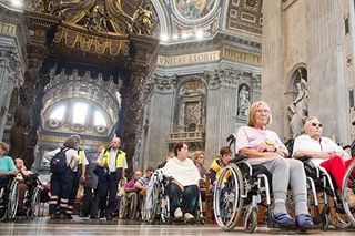 Rollstuhlfahrer bei einer Wallfahrt.