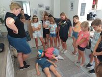 Diözesanjugendreferentin Anna Hoffmann (v.l.) und Sabrina Kluge von der Malteser Dienststelle in Aidenbach verbrachten zusammen mit den Kids einen schönen Nachmittag und Abend. Foto: Malteser