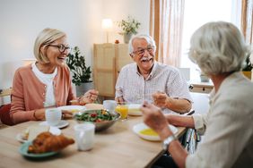 Zu einem gemütlichen gemeinsamen Suppe essen laden die Malteser Lübeck Seniorinnen und Senioren am 13. Dezember ein. Symbolfoto: iStock/mixetto