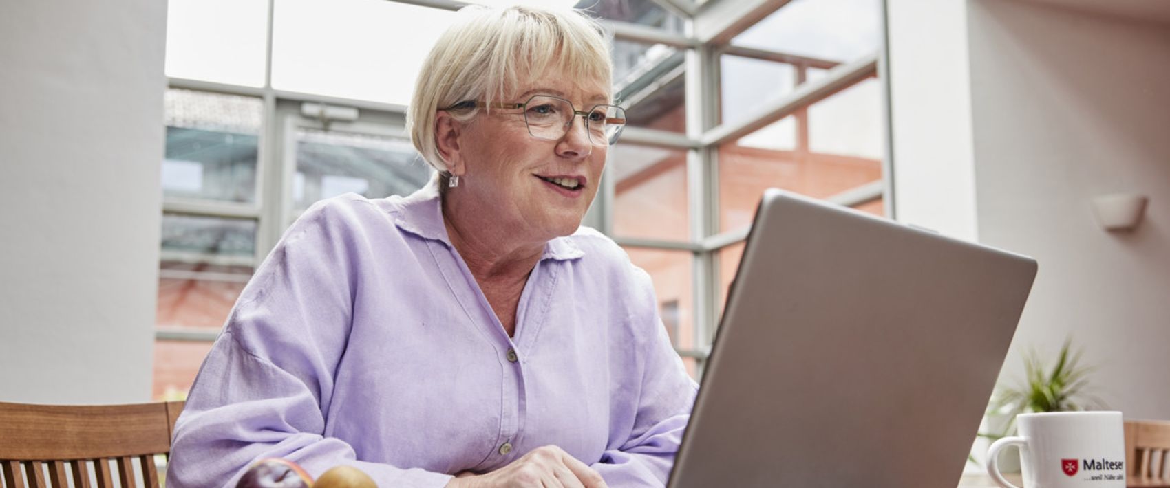 Eine Frau bedient ihr Laptop und recherchiert. 