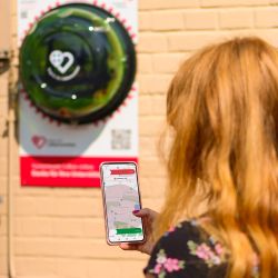 Region der Lebensretter e.V. AED and der Außenwand des Gerätehaus der Malteser Karlsruhe in Daxlanden