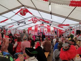 Die Geschäftsführung und der Förderverein des Krankenhauses hatten Patienten, Mitarbeiter und Freunde des Krankenhauses zur Karnevalssitzung eingeladen. Foto: Malteser Krankenhaus St. Hildegardis