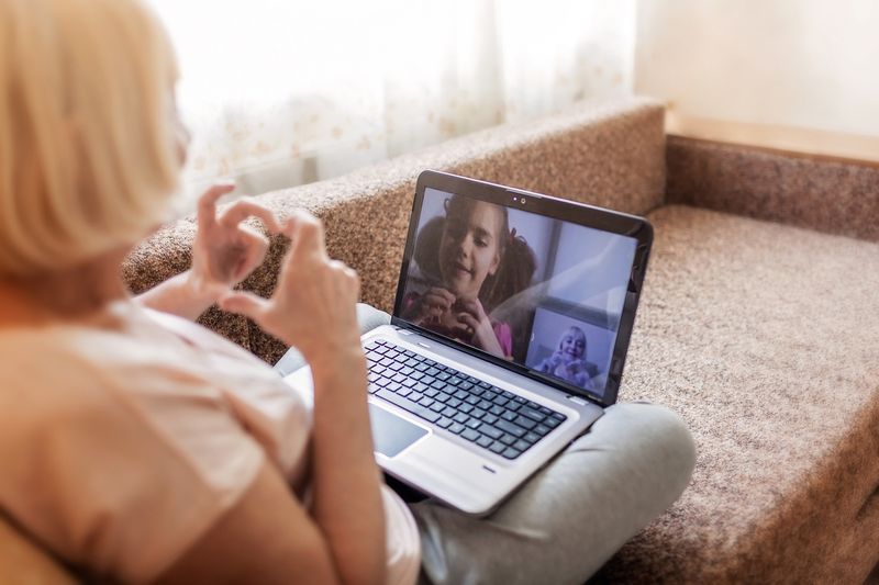 Ältere Frau im Video-Chat mit einem jungen Mädchen.