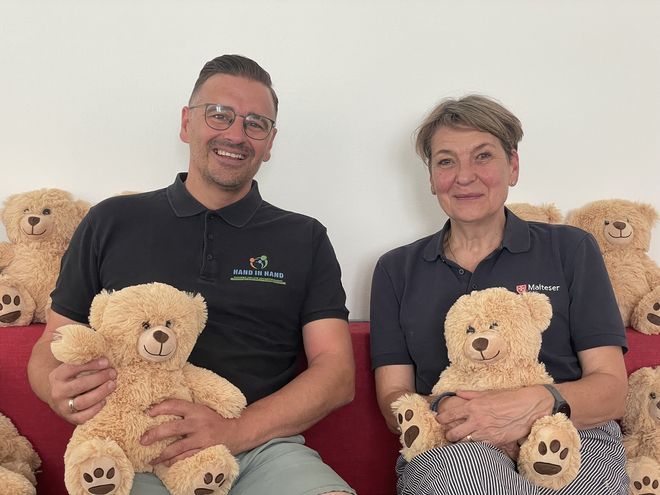 Daniel Zintl von "Hand in Hand" übergibt 40 Teddys an Gisela Panholzer vom Krisentinterventionsteam. 