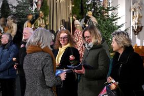 Eine Person übergibt etwas an eine andere